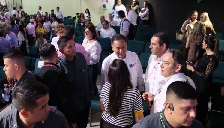 El gobernador William Villamizar dialoga con su homólogo de Santander Juvenal Díaz Mateus/Foto: Carlos Ramírez/La Opinión