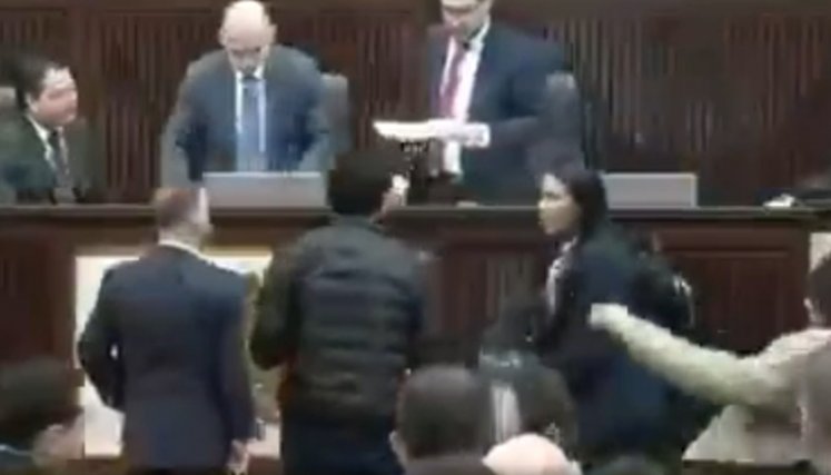 Polémica en la Cámara: congresista del Pacto Histórico tiró de la chaqueta a Daniel Briceño