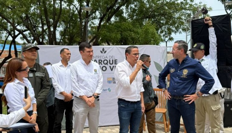 El alcalde Jorge Acevedo y el ministro Jaime Andrés Beltrán inauguron un parque en el barrio Siglo XXI/Foto: Cortesía