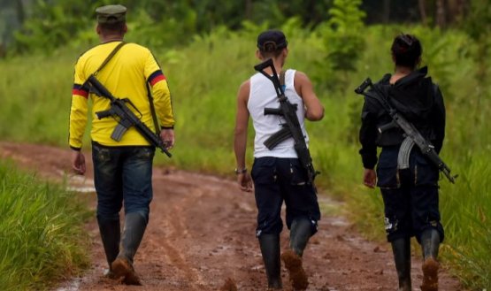 Grupos armados y bandas criminales son los responsables de reclutar a menores.