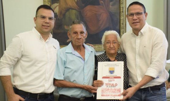 El alcalde de Cúcuta, Jorge Acevedo entregó ayer títulos de propiedad a 22 familias de estratos populares de la ciudad, en un acto que se llevó a cabo en la sala de juntas de la Alcaldía