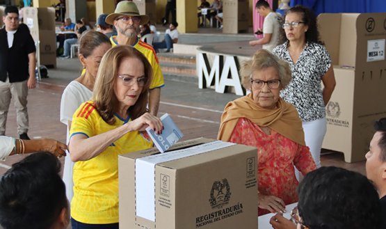 Las mujeres representan más de la mitad de los electores registrados a nivel nacional. / Fotos Carlos Ramírez-La Opinión