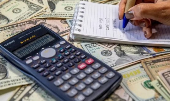 Dólar cayó por debajo de $3.300 por primera vez desde 2020