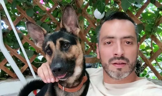 Hugo Marín, actor colombiano y su perro. Foto: IG @jorgehugomarin.
