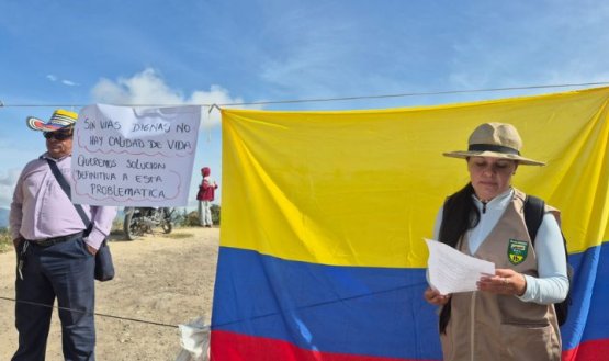 Campesinos bloquean el paso de carros compactadores hacia el relleno sanitario de La Madera, en Ocaña.