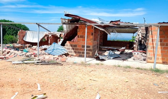 La vivienda del sector Tres Curvas quedó inhabitable tras el impacto de un dron bomba. / Foto: cortesía-La Opinión