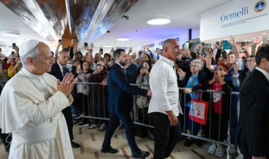 El papa León XIV entra caminando al hospital antes de ser operado del pulmón