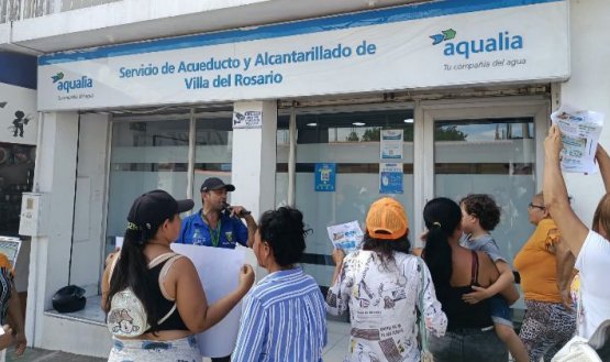 Protesta del barrio Turbay Ayala frente a Aqualia