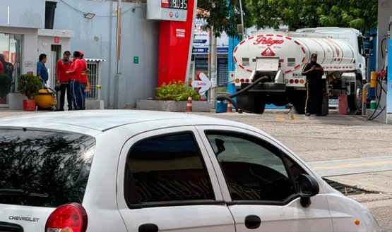 Estaciones de servicio. / Foto: Carlos Ramírez-La Opinión