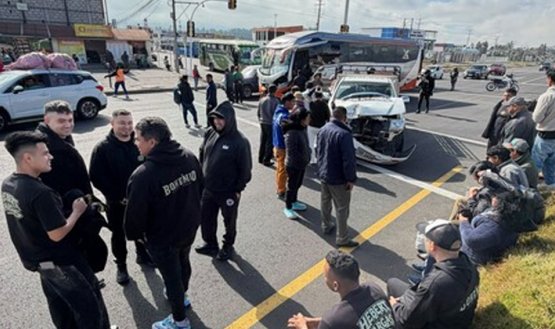 Hebert Vargas y su agrupación salieron ilesos de aparatoso accidente en Ecuador