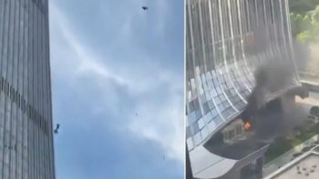 Así quedó la fachada del rascacielos más alto de Pekín tras el impacto de una avioneta