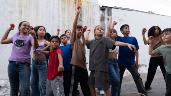 La Guerra de los Tomates: la película donde los niños derriban las fronteras.