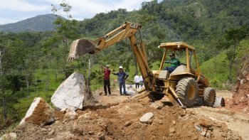Los mismos campesinos se integraron al proyecto y trabajan en pos de una mejor vía/Foto: Cortesía