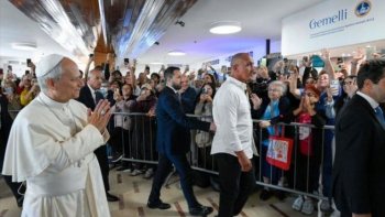 El papa León XIV entra caminando al hospital antes de ser operado del pulmón