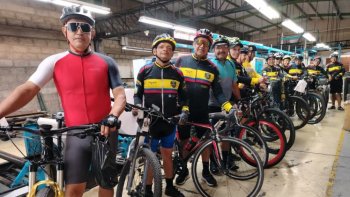 El grupo de ciclistas Los duros del MTB visitó las instalaciones de La Opinión.