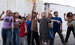 La Guerra de los Tomates: la película donde los niños derriban las fronteras.