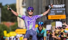 El colombiano Harold Tejada (atrás) tuvo destacada actuación en la etapa 13 del Tour de Francia, ganada por el suizo Mauro Schmid (Jayco Alula).