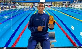  Julián Sarmiento una de las nuevas promesas de la natación nortesantandereana luce las dos medallas conquistadas en Ibagué.