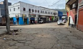 Moradores de los barrios aledaños a la plaza de mercado de Ocaña reclaman la reposición de pavimentos.
