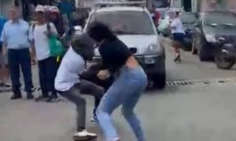 PAREJA PELEANDO EN BUCARAMANGA