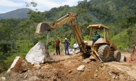 Los mismos campesinos se integraron al proyecto y trabajan en pos de una mejor vía/Foto: Cortesía