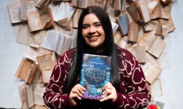 Entre la fantasía palaciega y la realidad humana: Karine Bernal Lobo alza su corona literaria.