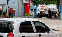 Estaciones de servicio. / Foto: Carlos Ramírez-La Opinión