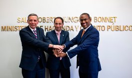 El ministro Miguel Gómez, el vicepresidente José Manuel Restrepo y el subdirector gerente del FMI, Nigel Clarke. / Foto: cortesía