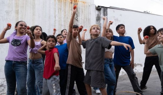 La Guerra de los Tomates: la película donde los niños derriban las fronteras.