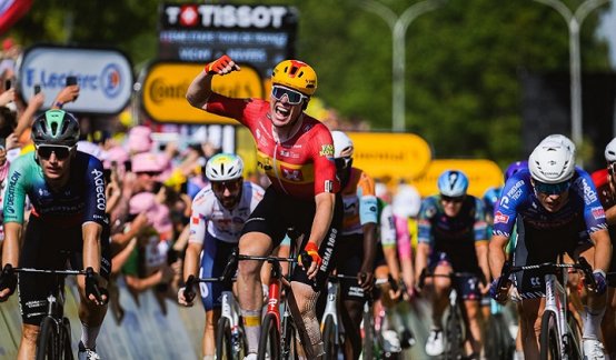 El ciclista noruego Soren Wærenskjold (Uno-X Mobility) logró su primera victoria en la carrera francesa.