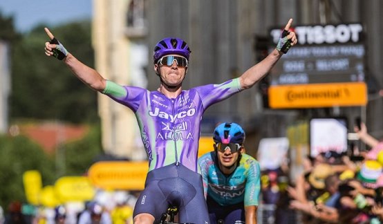 El colombiano Harold Tejada (atrás) tuvo destacada actuación en la etapa 13 del Tour de Francia, ganada por el suizo Mauro Schmid (Jayco Alula).