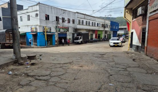 Moradores de los barrios aledaños a la plaza de mercado de Ocaña reclaman la reposición de pavimentos.