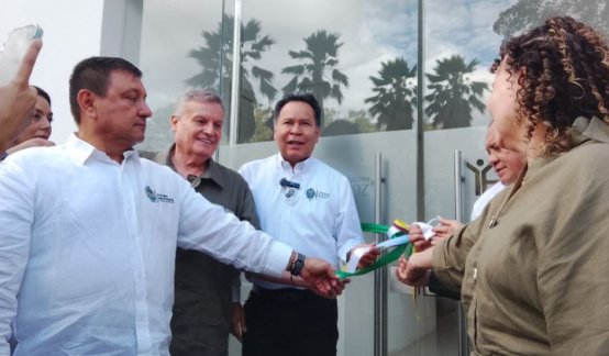 El gobernador William Villamizar y el gerente del Meoz, Hernando José Mora inauguran la torre administrativa./Foto cortesía