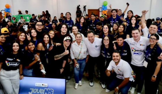 Gobernador William Villamizar y jóvenes