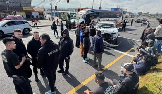 Hebert Vargas y su agrupación salieron ilesos de aparatoso accidente en Ecuador