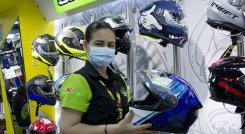 Los motociclistas deben asegurarse que el casco que usan cumpla con lo previsto en la Resolución 23385, antes de hacer la  inversión en un casco nuevo. /Fotos Luis Alfredo Estévez