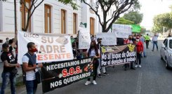 Con una protesta a las afueras de la Gobernación, los trabajadores del sector comercial nocturno hicieron saber su inconformidad  frente a las medidas tomadas por las autoridades, tales como el toque de queda./ Foto: Alfredo  Estévez.