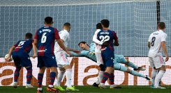 Real Madrid sufrió una cuarta derrota en esta Liga. / AFP