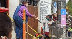 Los migrantes reciben un poco de atención donde Martha Duque. (Foto: Roberto Ospino)