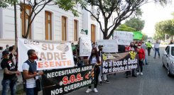 Dueños y trabajadores de bares y restaurantes de Cúcuta recorrieron algunas calles del centro. / Foto: Alfredo Estévez 