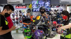 Las autoridades de Tránsito verificarán desde hoy el cumplimiento de la norma que obliga a los motociclistas a usar un nuevo casco.