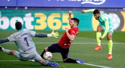 Luis Suárez aprovechó dentro del área un centro de su compañero Quini para batir al portero de Osasuna con un disparo cruzado. / Foto: Tomada de Twitter Granada FC