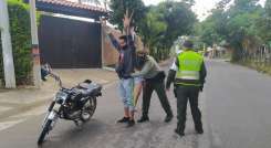 Miembros de la Policía Nacional detuvieron y multaron a los desobedientes. (Foto: Cortesía)