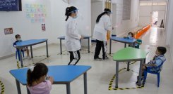 El proceso de desinfección de los niños es constante dentro de las aulas. /Foto: Alfredo Estévez.