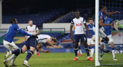 Dávinson Sánchez versus Yerry Mina. Foto: AFP