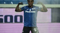El artillero colombiano le marcó a David Ospina en la semifinal de la Copa de Italia. 