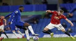 El Manchester United no pudo pasar del empate (0-0) en campo del Chelsea y se mantiene segundo, a 12 puntos del líder, Manchester City. 