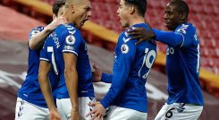 Richarlison y James Rodríguez celebran el primer gol del Everton en la victoria ante Liverpool. AFP