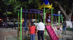 Los niños pueden disfrutar de los juegos en las noches y sus padres se sienten más tranquilos con las luminarias de nueva tecnología. / Foto Cortesía