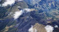 La Fuerza Aérea sobrevoló la zona del incendio, evidenciando que aún existen pequeños puntos calientes activados./ Cortesía/ La Opinión 